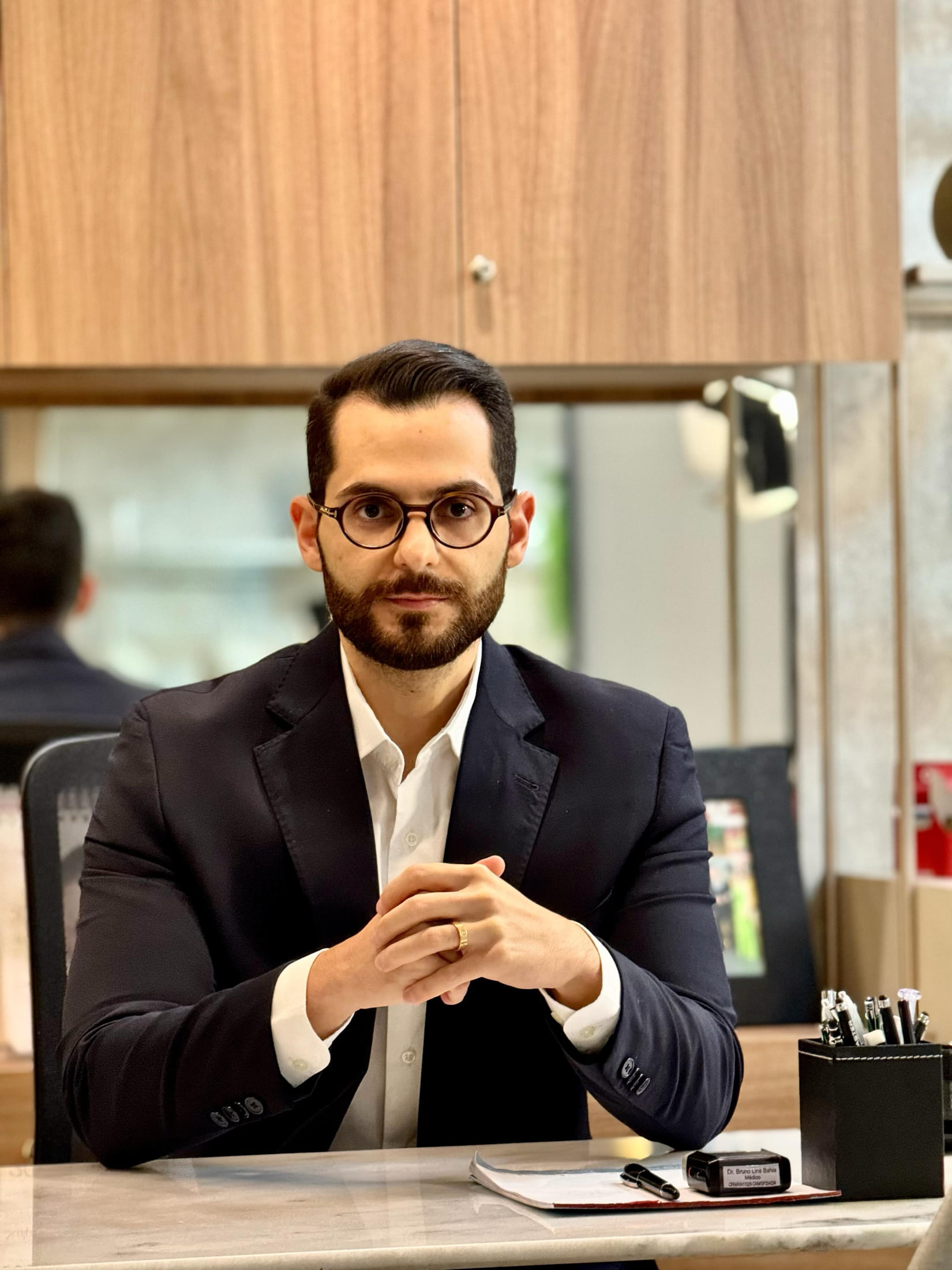 Dr. Bruno em ambiente de consulta